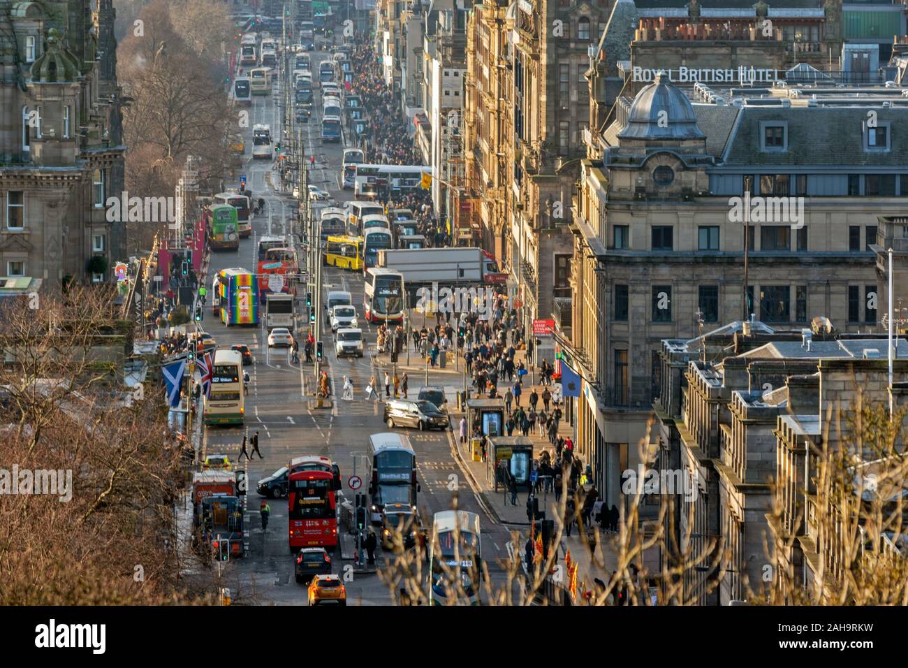 EDINBURGH SCOTLAND CITY VIEW PRINCES STREET WITH CROWDS ON THE PAVEMENT AND SEVERE TRAFFIC CONGESTION WITH APPROXIMATELY TWENTY BUSES Stock Photo