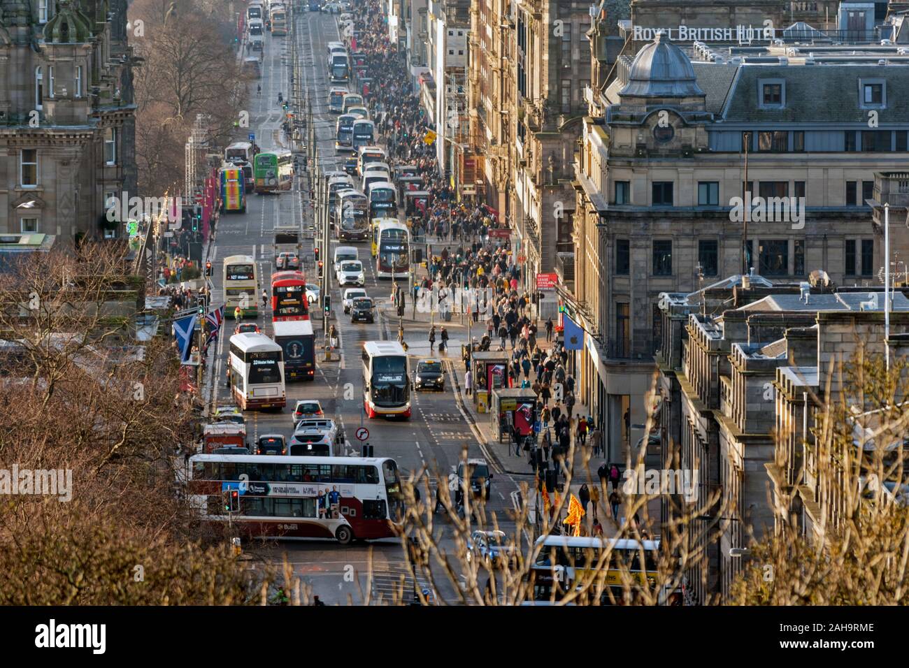 EDINBURGH SCOTLAND CITY VIEW PRINCES STREET WITH CROWDS ON THE PAVEMENT AND TRAFFIC CONGESTION WITH APPROXIMATELY TWENTY BUSES Stock Photo