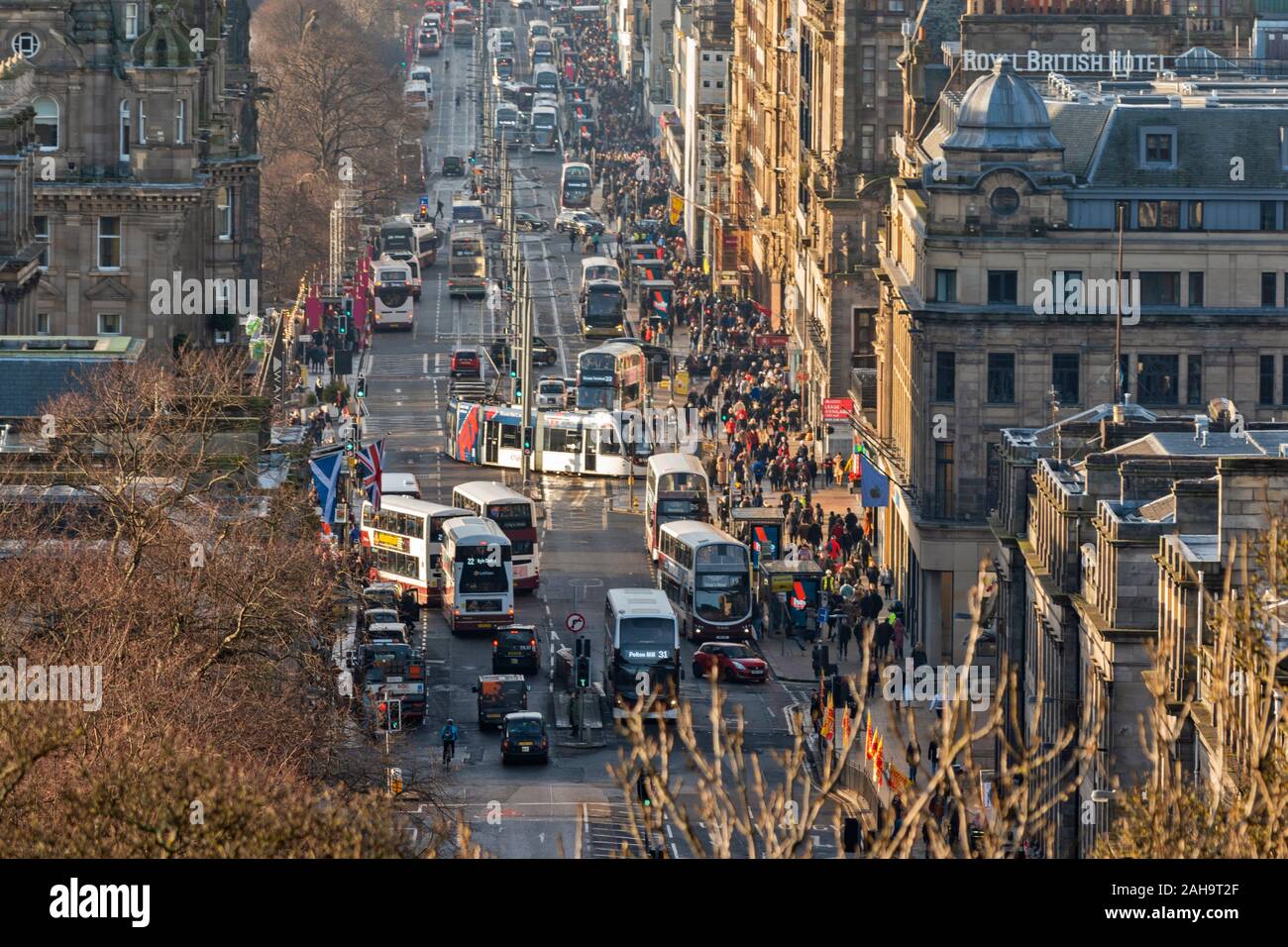 EDINBURGH SCOTLAND WINTER TIME CITY VIEW OF PRINCES STREET WITH CROWDS ON THE PAVEMENT AND TRAFFIC CONGESTION ON THE ROAD Stock Photo