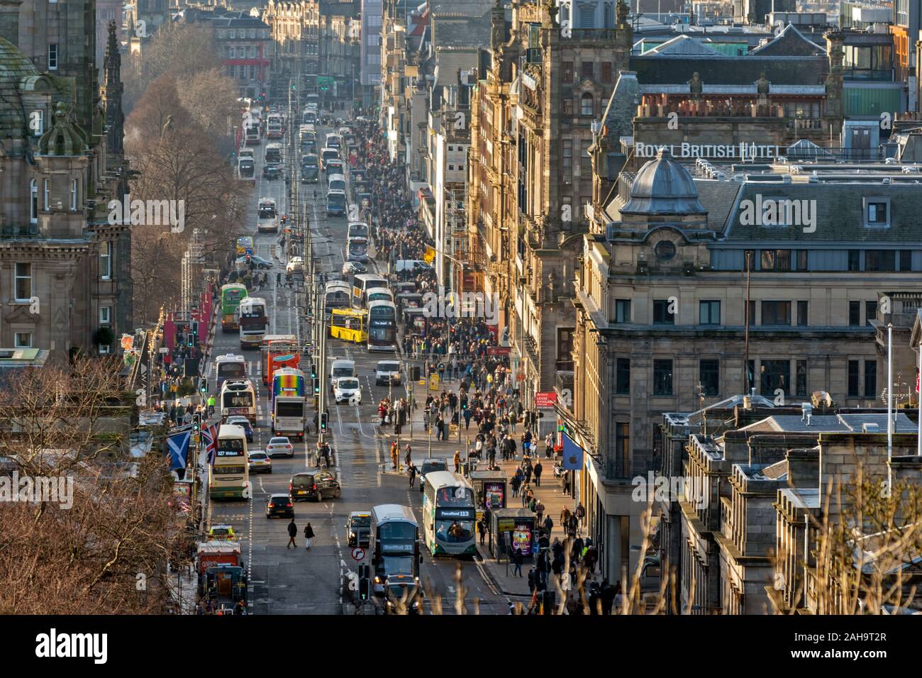 EDINBURGH SCOTLAND WINTER TIME CITY VIEW PRINCES STREET WITH CROWDS ON THE PAVEMENT AND MANY CARS AND BUSES ON THE ROAD Stock Photo