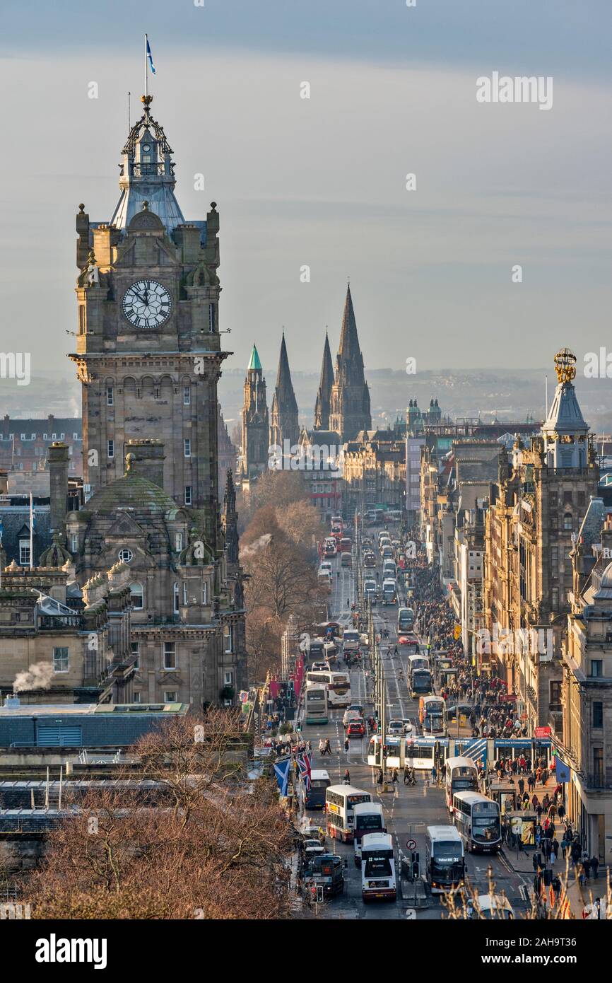 EDINBURGH SCOTLAND WINTER TIME CITY VIEW PRINCES STREET WITH CROWDS ON THE PAVEMENT AND TRAFFIC CONGESTION ON THE ROAD Stock Photo
