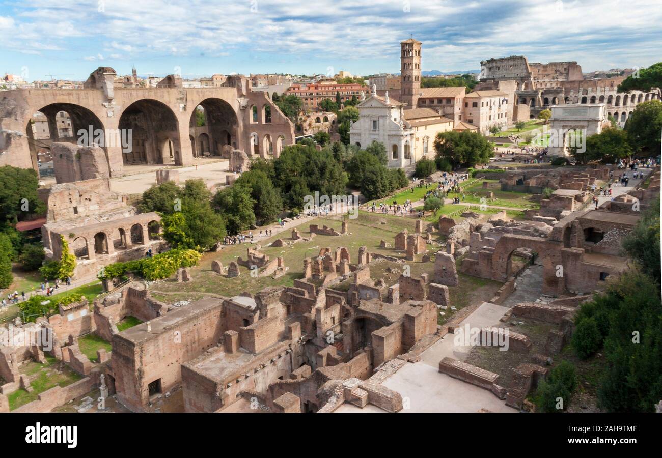 Roman building ruins arches hi-res stock photography and images - Alamy