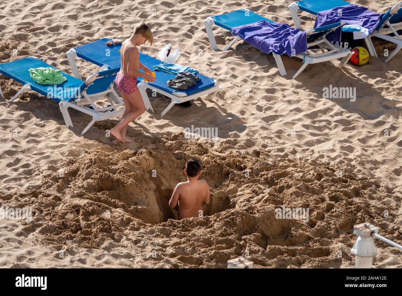Benidorm, Alicante Province, Spain. 27th December 2019. Soaring temperatures in Spain guarantee a tan for these British tourists enjoying their break in the winter sun away from cold wet Britain. Stock Photo