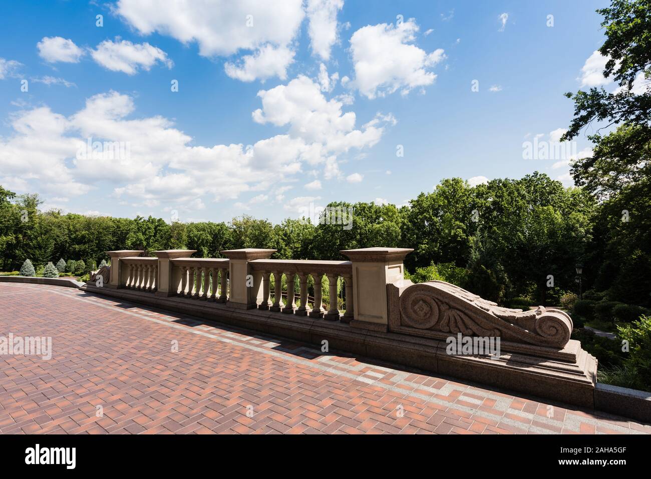 White concrete fence hi-res stock photography and images - Alamy