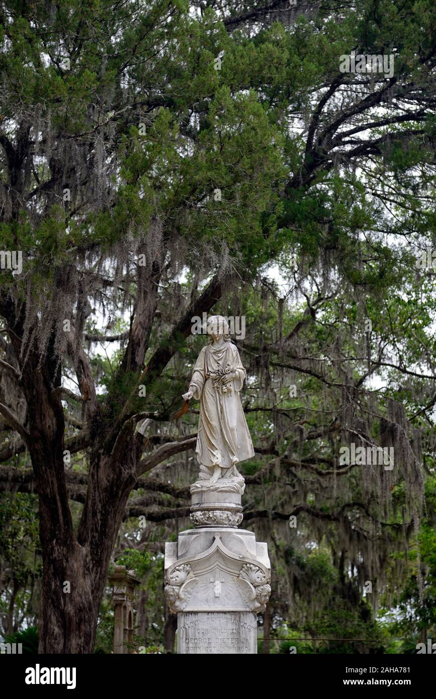 Dieter grave,Graveyard,graves,tombstone,tombstones,cemeteries,historical site,white marble angel,Angel statue,Live Oaks,Quercus virginiana,Spanish Mos Stock Photo