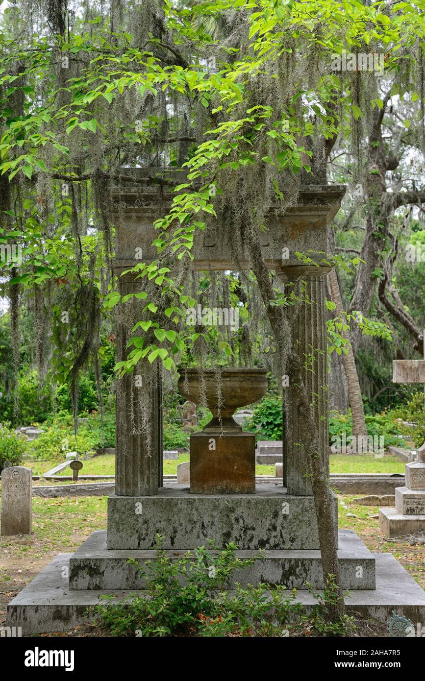 marble arch grave,neo-classical style,Ives grave,Graveyard,graves,tombstone,tombstones,cemeteries,historical site,Angel statue,Live Oaks,Quercus virgi Stock Photo