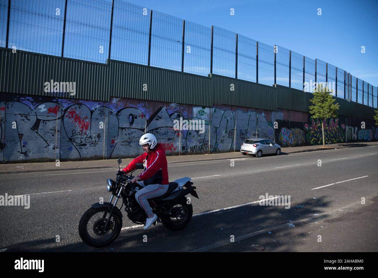 14.07.2019, Belfast, Northern Ireland, Great Britain - Protestant part of West Belfast (Cupar Way), the Peace Wall divides neighbourhoods by denominat Stock Photo