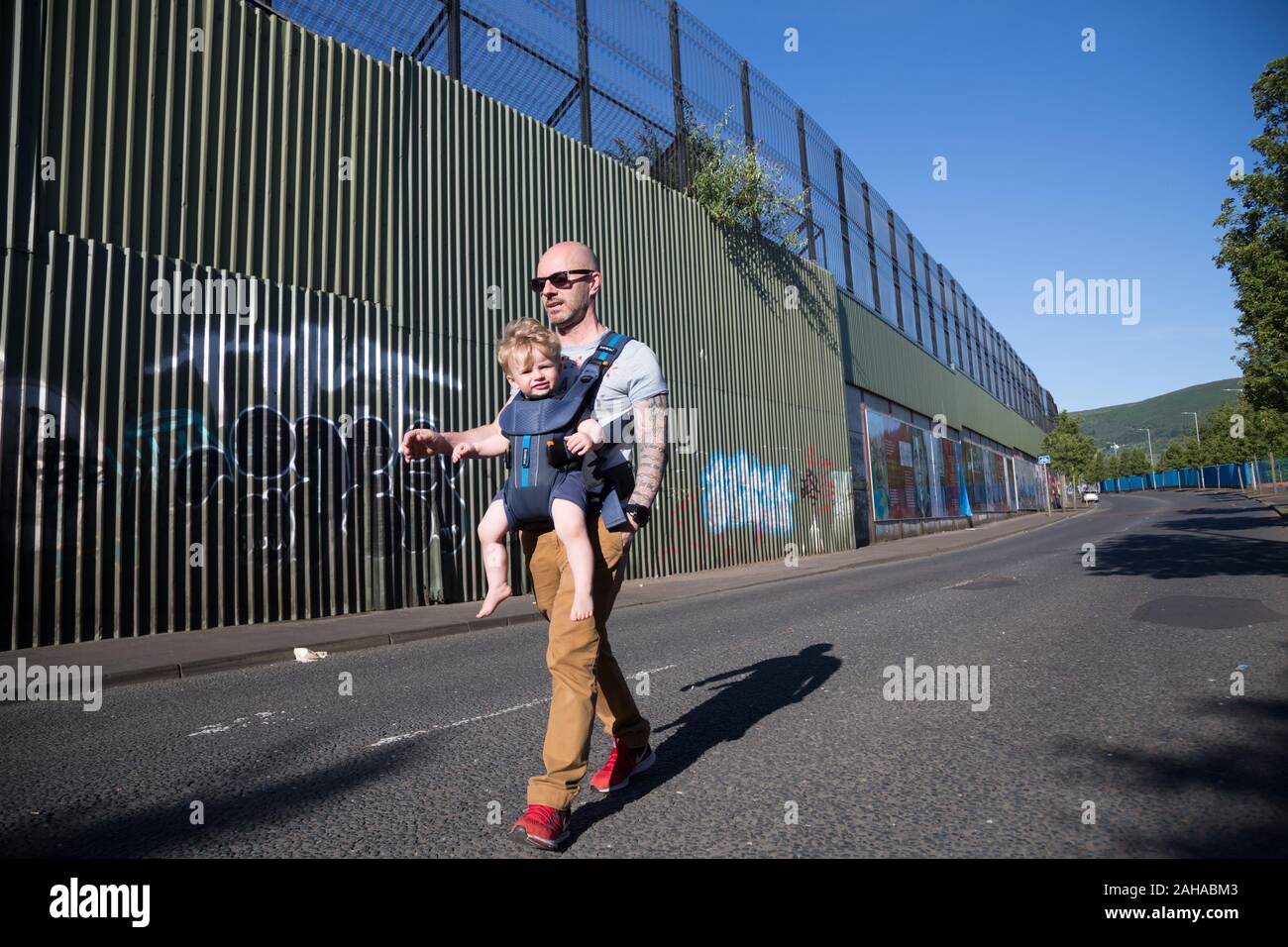 14.07.2019, Belfast, Northern Ireland, Great Britain - Protestant part of West Belfast (Cupar Way), the Peace Wall divides neighbourhoods by denominat Stock Photo