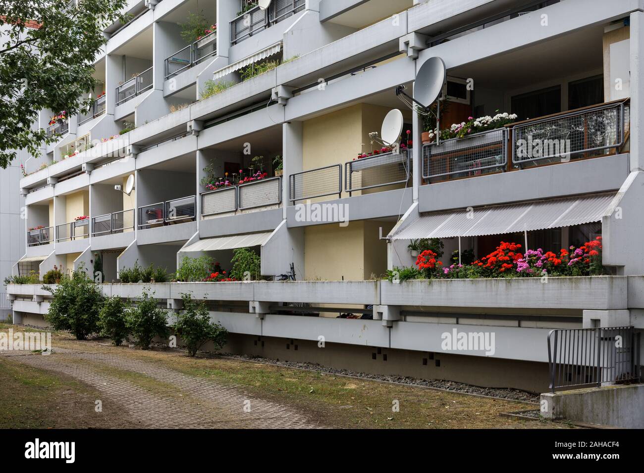 23.05.2019, Wolfsburg, Lower Saxony, Germany - Residential building in Wolfsburg-Westhagen. 00P180618D406CAROEX.JPG [MODEL RELEASE: NOT APPLICABLE, PR Stock Photo