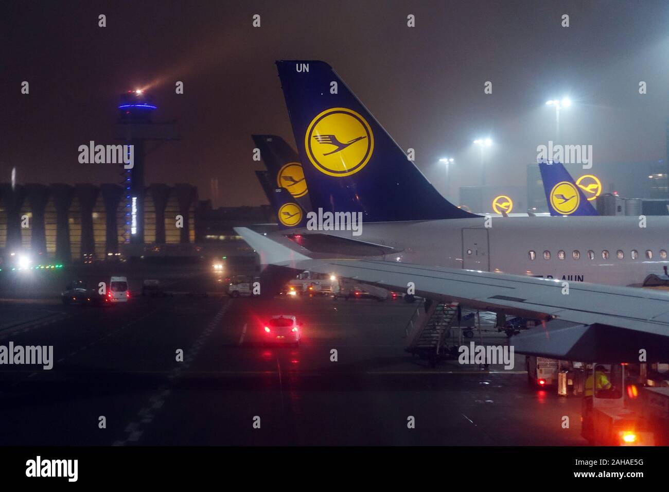 05.12.2016, Frankfurt am Main, Hessen, Germany - Lufthansa planes at night at Frankfurt Airport. 00S161205D051CAROEX.JPG [MODEL RELEASE: NO, PROPERTY Stock Photo