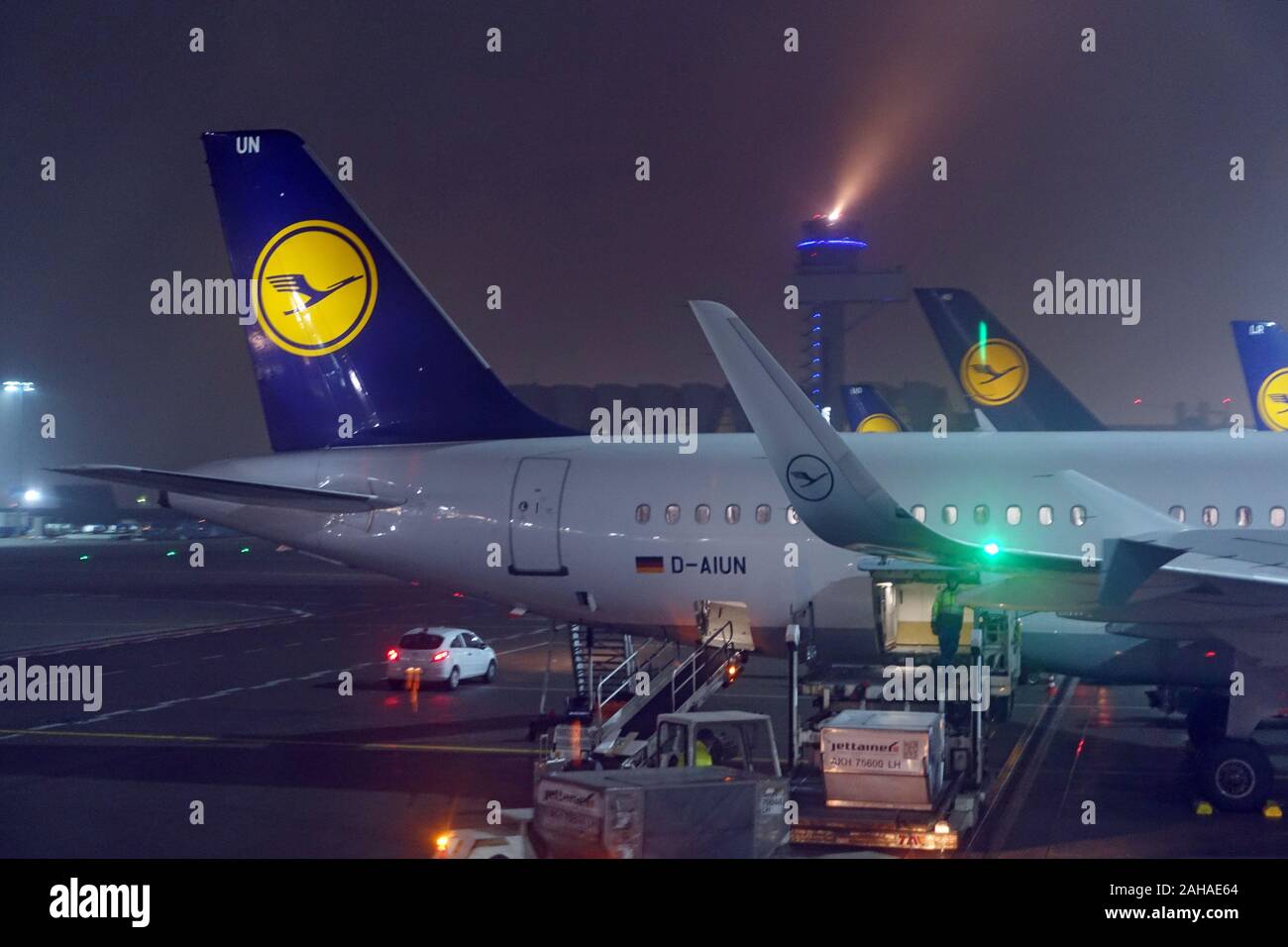 05.12.2016, Frankfurt am Main, Hessen, Germany - Lufthansa planes at Frankfurt Airport at night. 00S161205D052CAROEX.JPG [MODEL RELEASE: NO, PROPERTY Stock Photo
