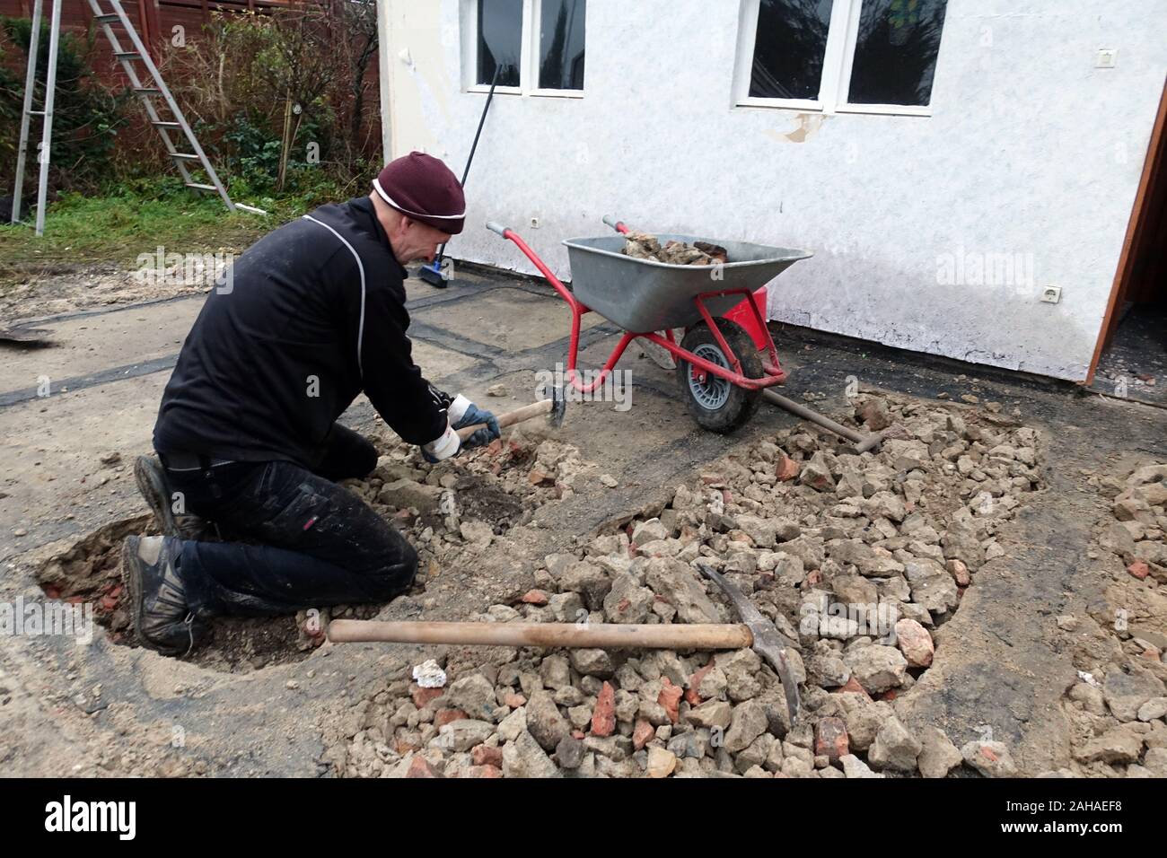 21.11.2017, Berlin, Berlin, Germany - Craftsman demolishing a gazebo. 00S171121D146CAROEX.JPG [MODEL RELEASE: YES, PROPERTY RELEASE: NO (c) caro image Stock Photo