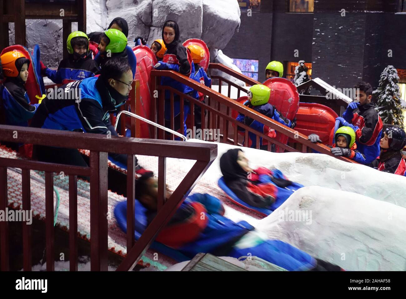 29.03.2018, Dubai, , United Arab Emirates - People queue up at the slide in the indoor ski hall Ski Dubai. 00S180329D312CAROEX.JPG [MODEL RELEASE: NO, Stock Photo