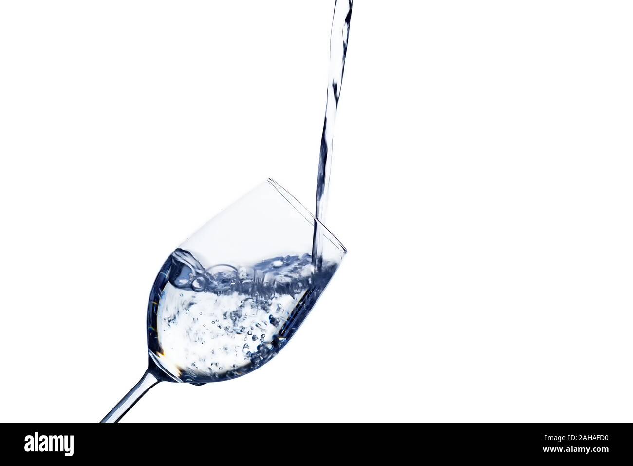 Ein Glas mit Wasser vor weissem Hintergrund, Symbolfoto für Trinkwasser, Wasserbedarf und Verbrauch, Glas, Stock Photo