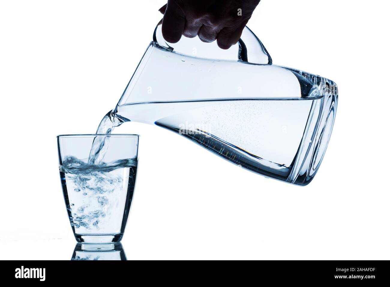 Karaffe und Glas mit Wasser vor weissem Hintergrund, Symbolfoto für Trinkwasser, Wasserbedarf und Verbrauch, Glas, Stock Photo