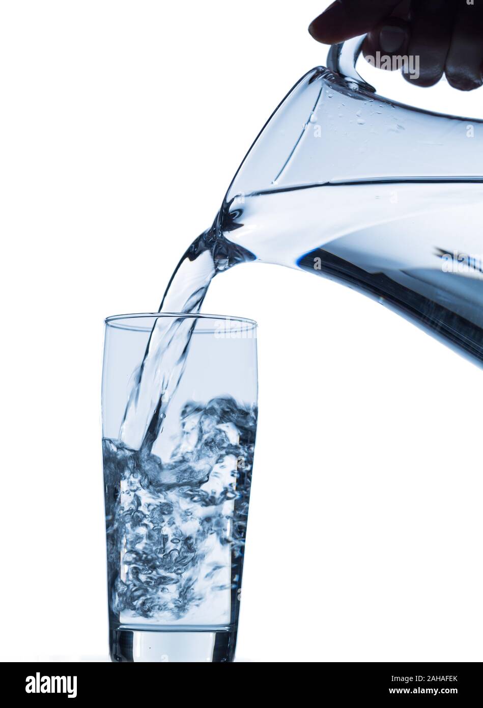 Eine Karaffe und ein Glas mit Wasser vor weissem Hintergrund, Symbolfoto für Trinkwasser, Wasserbedarf und Verbrauch, Glas, Stock Photo