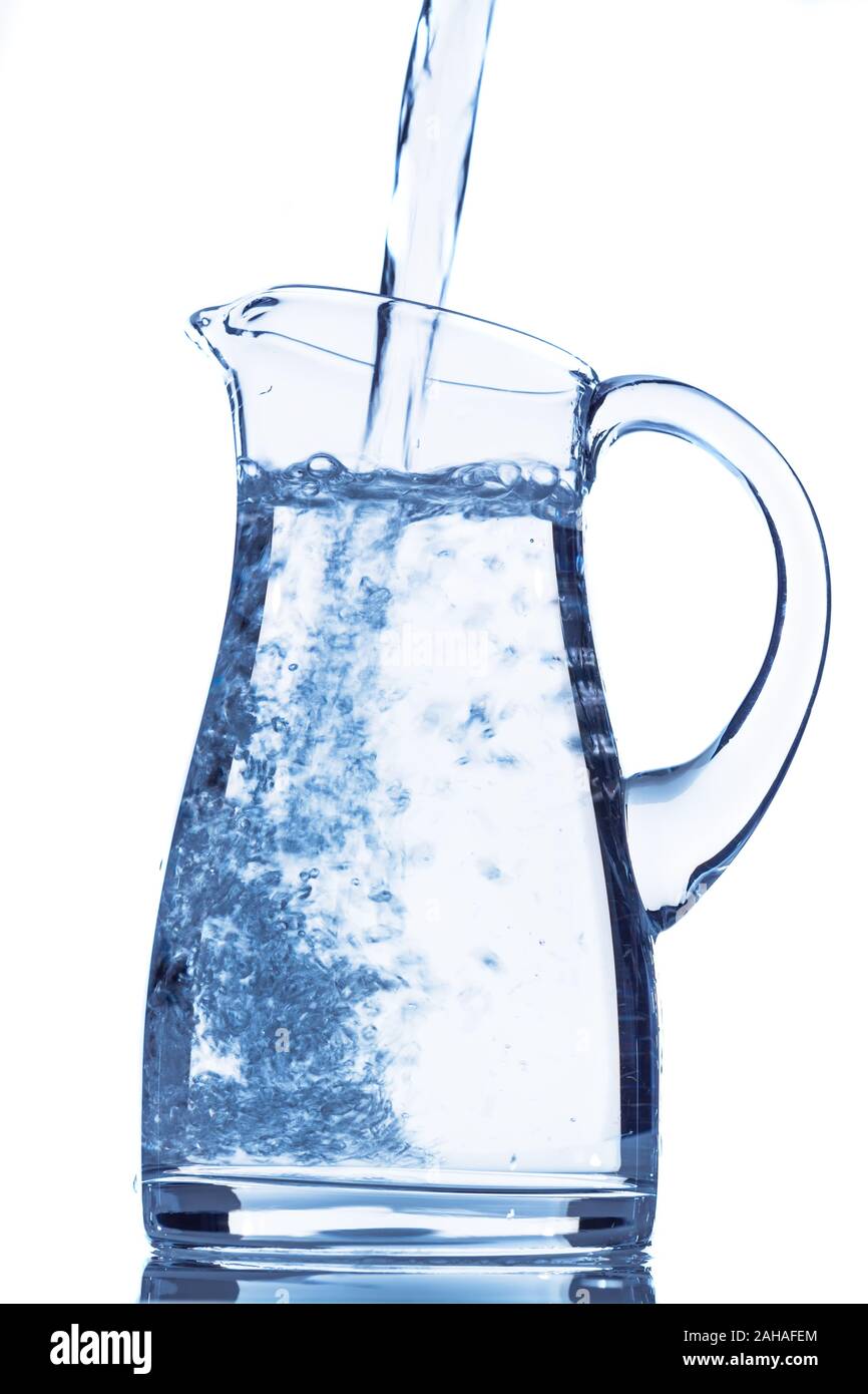 Eine Karaffe mit Wasser vor weissem Hintergrund, Symbolfoto für  Trinkwasser, Wasserbedarf und Verbrauch, Glas Stock Photo - Alamy