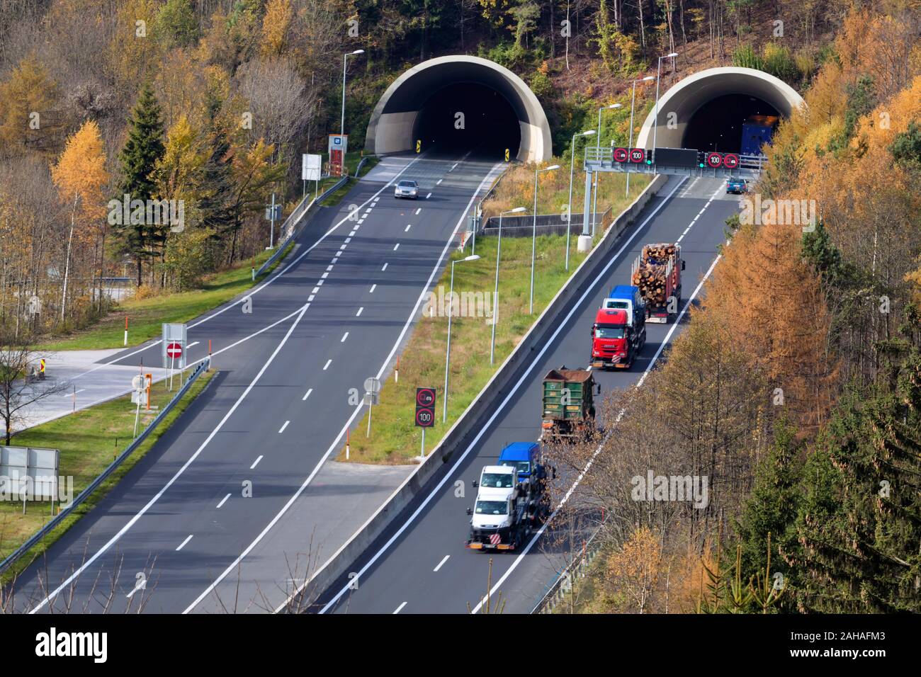 Auf der Tauern Autobahn in Österreich Stock Photo