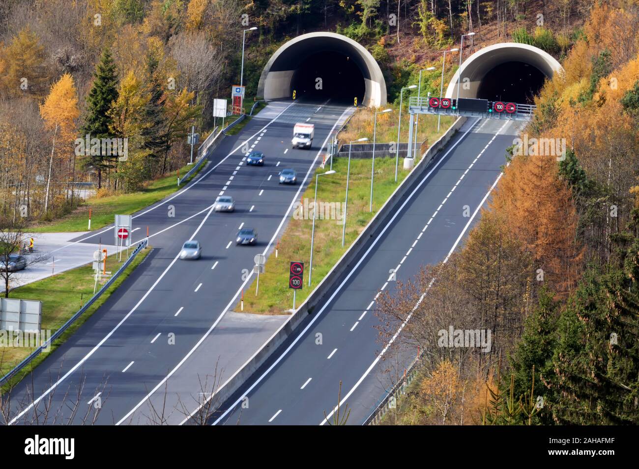 Auf der Tauern Autobahn in Österreich Stock Photo