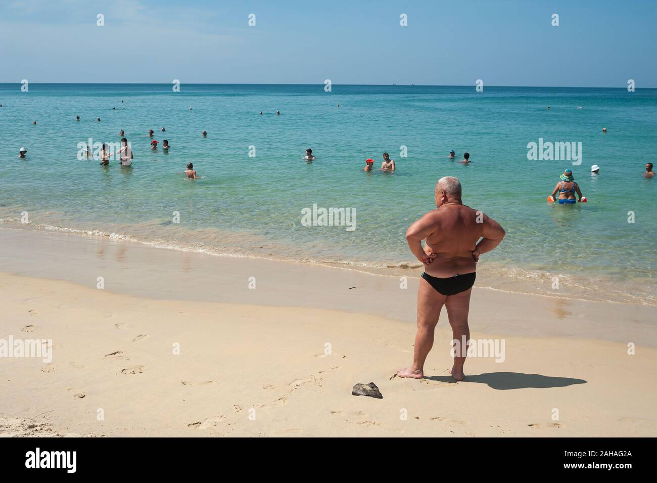16.11.2019, Phuket, , Thailand - Holidaymakers bathing in the sea at Karon Beach, a popular destination for Russian tourists. 0SL191116D004CAROEX.JPG Stock Photo