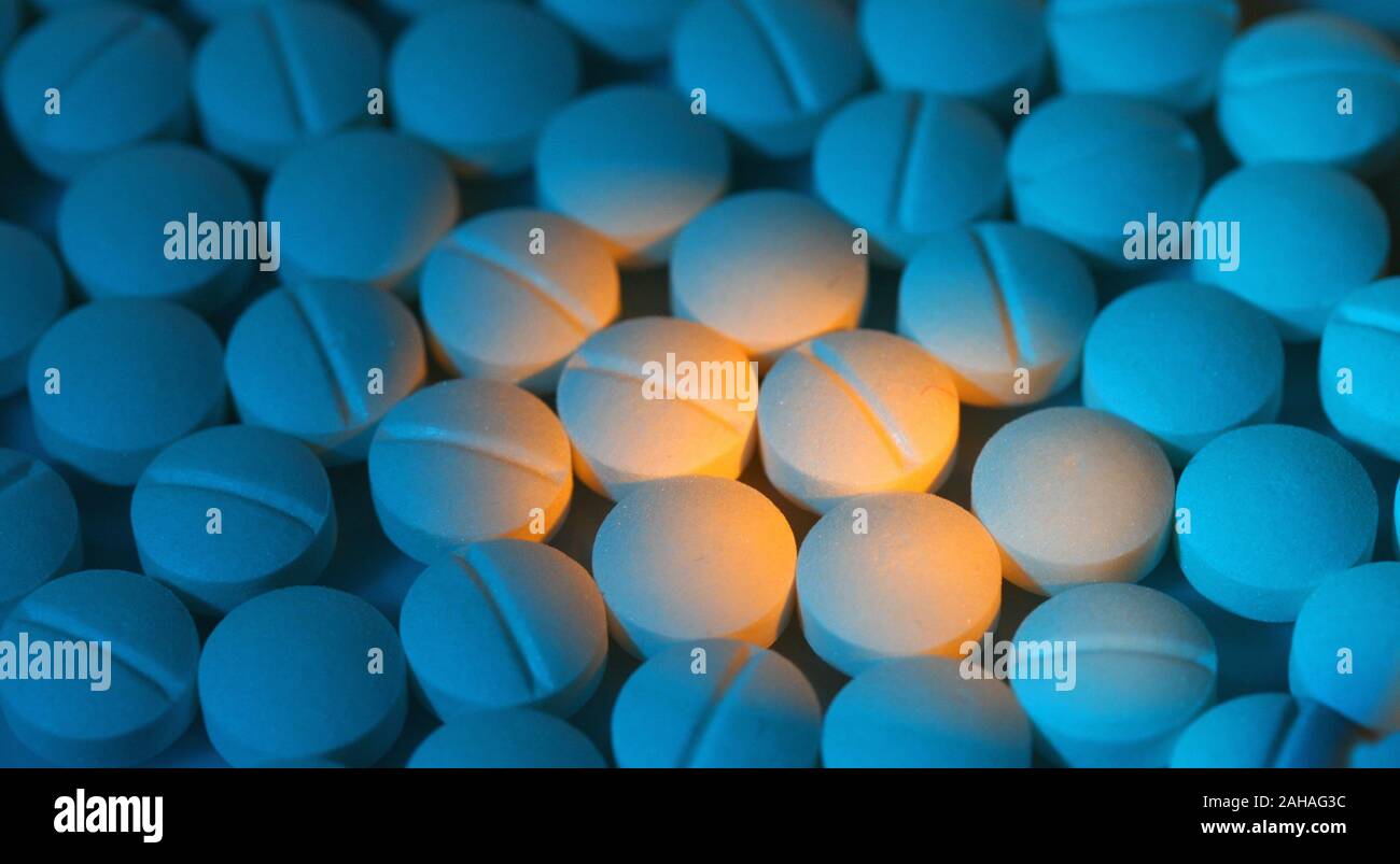 Verschiedene Tabletten, Kosten, Geld, Euro, Gesundheitswesen, Krankenhasse, Medizin, Pillen, Farbiges Licht Stock Photo