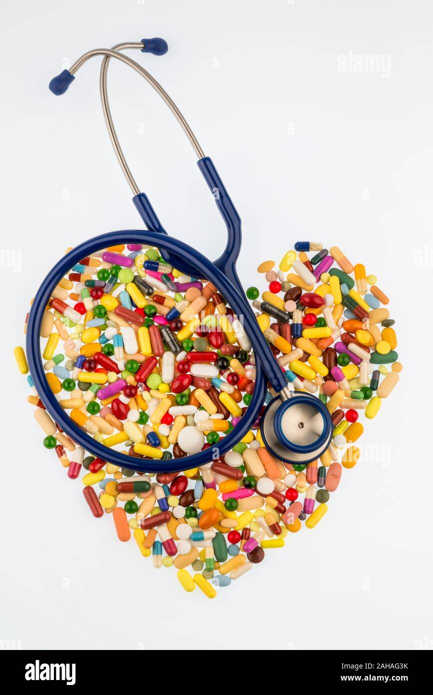 Verschiedene Tabletten in Herzform , Kosten, Geld, Euro, Gesundheitswesen, Krankenhasse, Medizin, Pillen, Herz, Herzform, Stethoskop Stock Photo