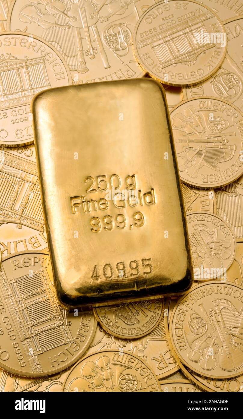 Goldbarren und Münzen als Wertanlage Stock Photo
