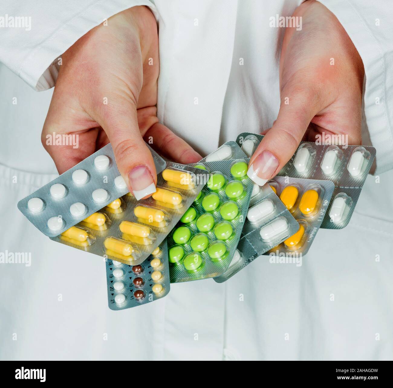 Arzt mit verschiedenen Tabletten in einer Blisterpackung, Symbolfoto für Medizin, Heilmittel und Tablettensucht Stock Photo