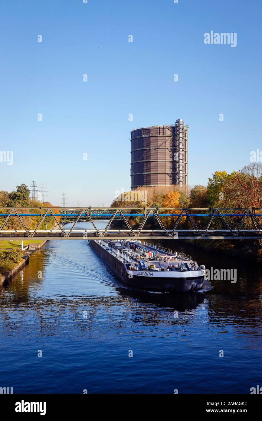 10.11.2019, Oberhausen, North Rhine-Westphalia, Germany - Industrial landscape, a barge is sailing on the Rhine-Herne-Canal, to the right the Gasomete Stock Photo