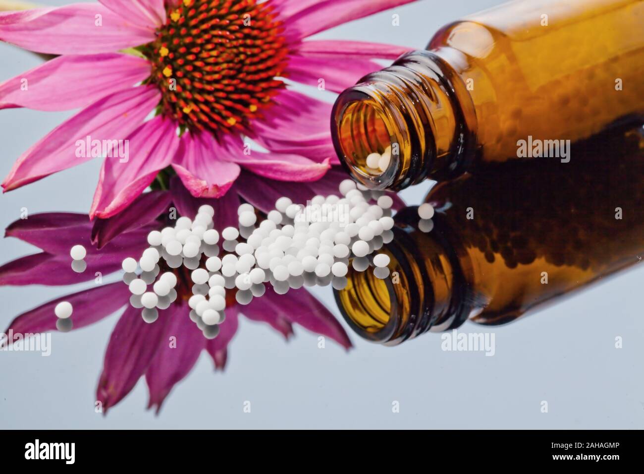 Globuli zur Behandlung von Krankheiten in der sanften, alternativen Medizin. Tabletten und Medikamente. Stock Photo