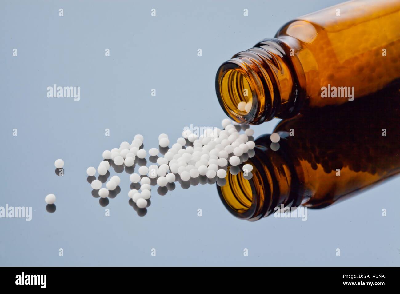 Globuli zur Behandlung von Krankheiten in der sanften, alternativen Medizin. Tabletten und Medikamente. Stock Photo