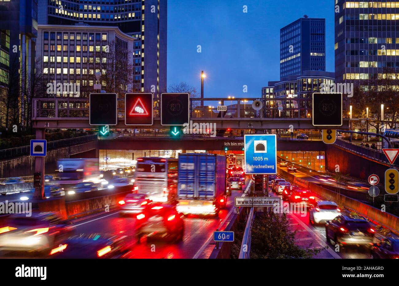 28.11.2019, Essen, North Rhine-Westphalia, Germany - Motorway A40 during rush hour traffic in Essen city centre. 00X191128D055CAROEX.JPG [MODEL RELEAS Stock Photo