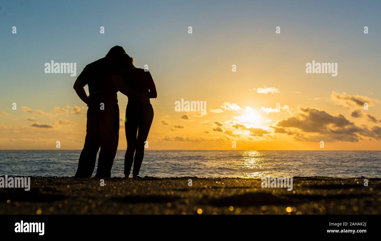 Man woman silhouette embrace hi-res stock photography and images - Alamy