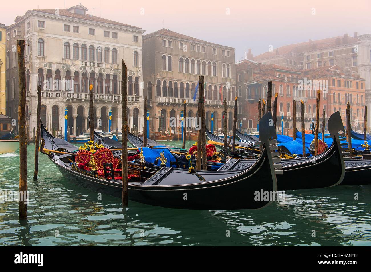 Tourism venice gondolas channel hi-res stock photography and images - Alamy