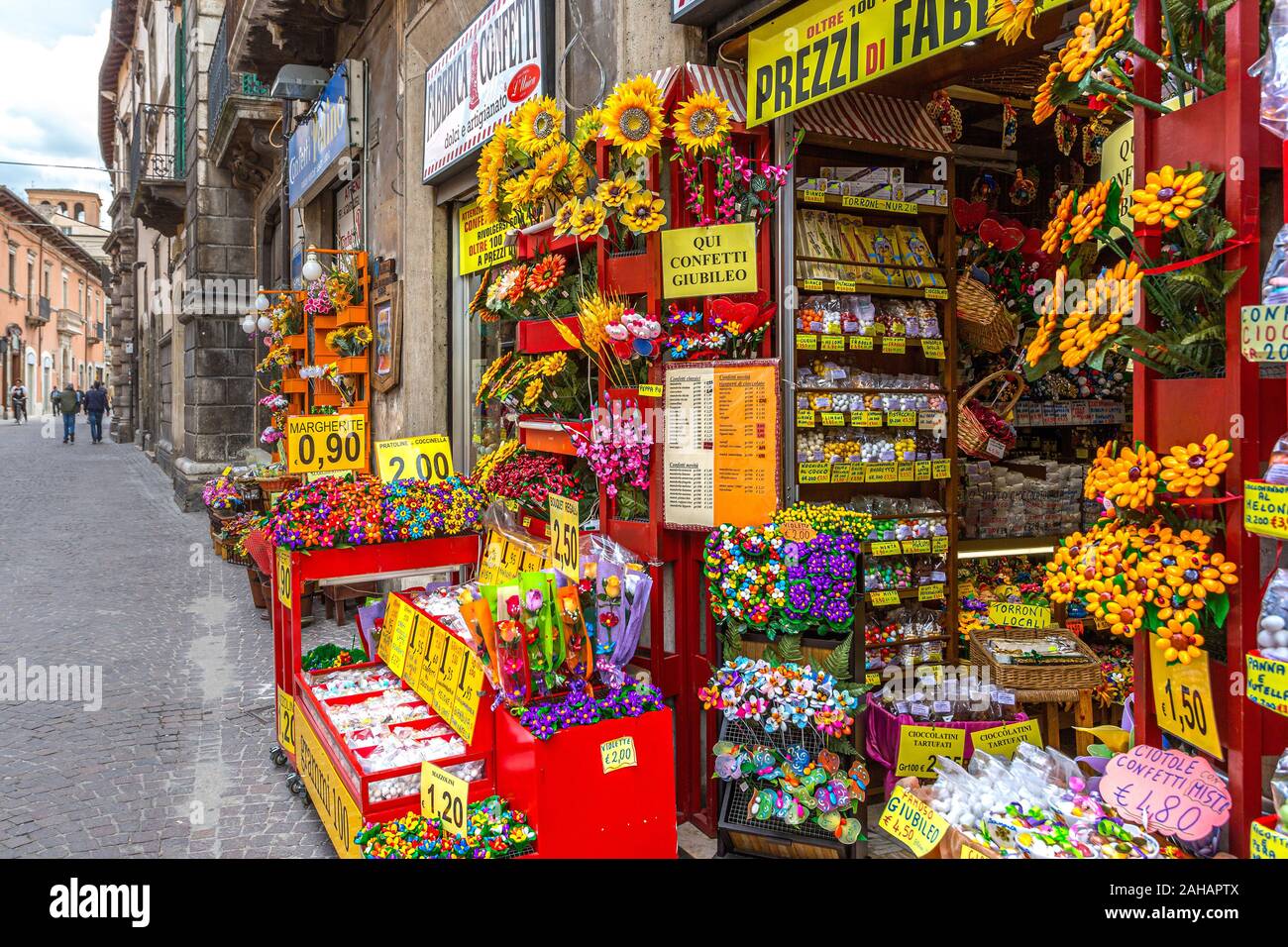Oeganda Verstelbaar opening confetti shop, corso Ovidio Sulmona Stock Photo - Alamy