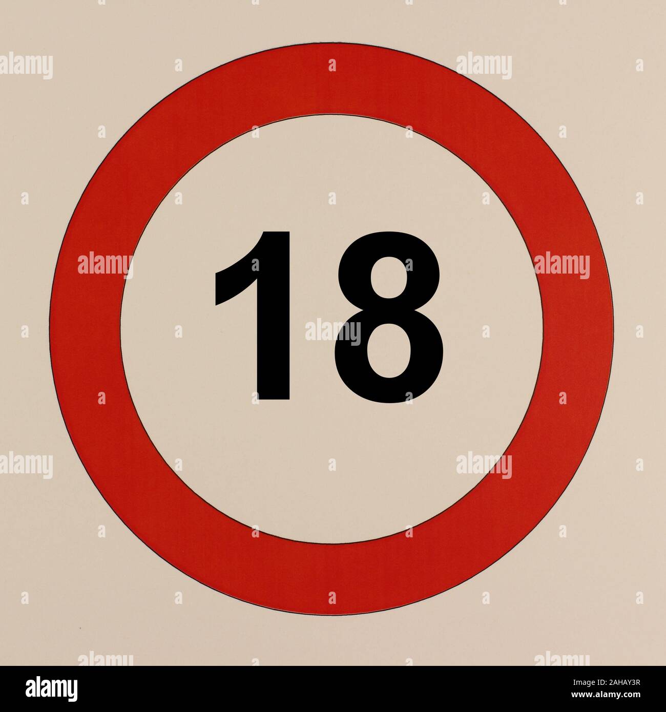 Illustration der Zahl 18 in einem Straßenverkehrsschild Stock Photo