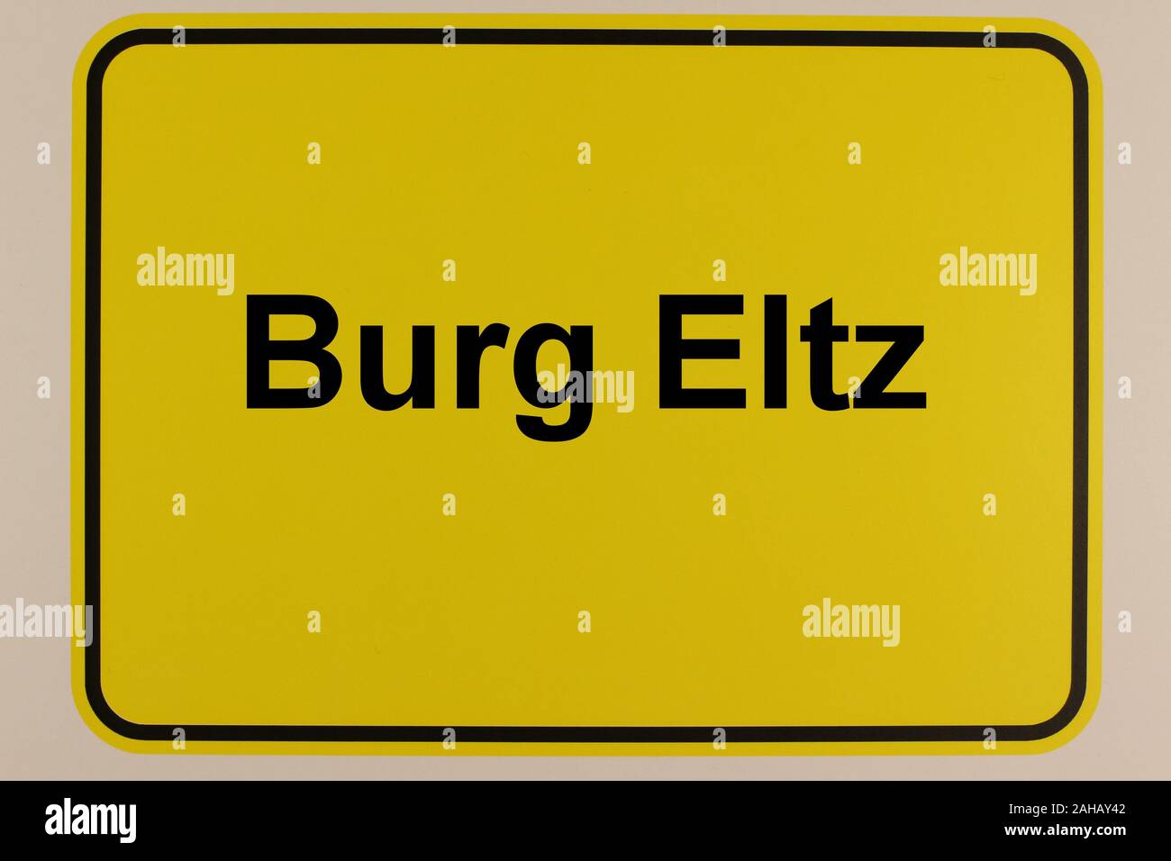 Illustration des Stadteingangsschildes mit dem Schriftzug 'Burg Eltz' Stock Photo