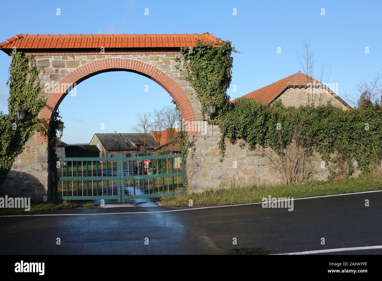 Einfahrtstor zum Gutshof neben Kloster Oelinghausen im Sauerland Stock Photo