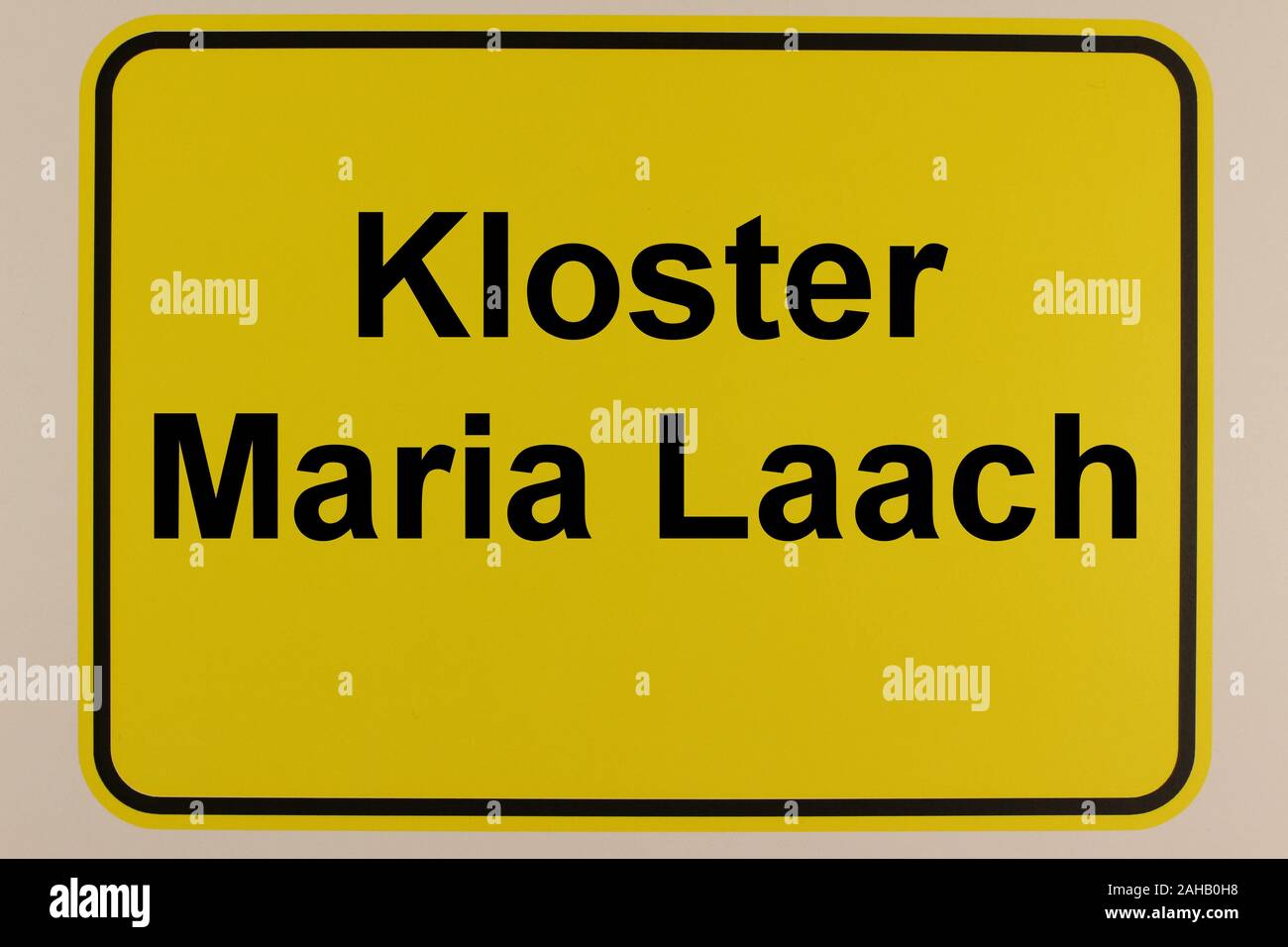 Illustration eines Stadteingangsschildes mit dem Schriftzug 'Kloster Maria Laach' Stock Photo