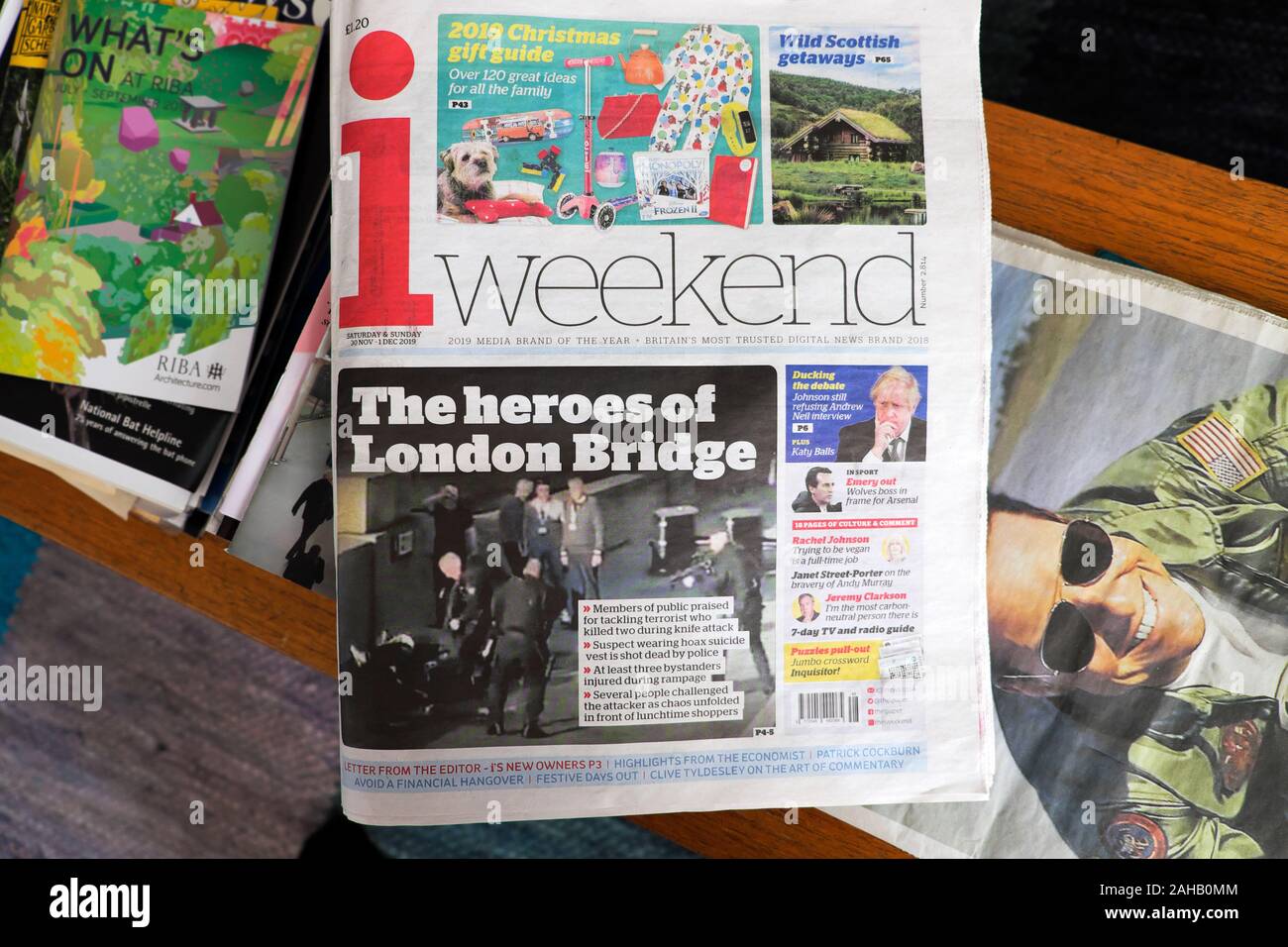 i newspaper weekend issue front page headline 3 Nov -  1 Dec after terrorist knife attack  'The heroes of London Bridge' London England UK Stock Photo