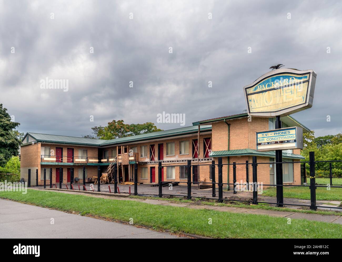 Derelict and abandoned Packard Motel off East Grand Boulevard near the ruins of the Packard Automotive Plant, Detroit, Michigan, USA Stock Photo