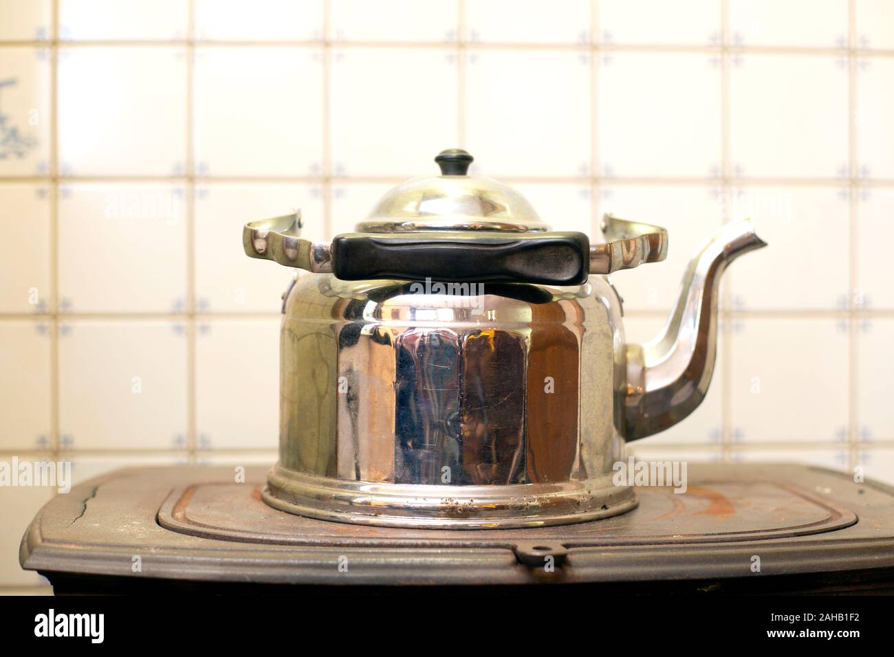 Kettle on wood burning stove hi-res stock photography and images - Alamy
