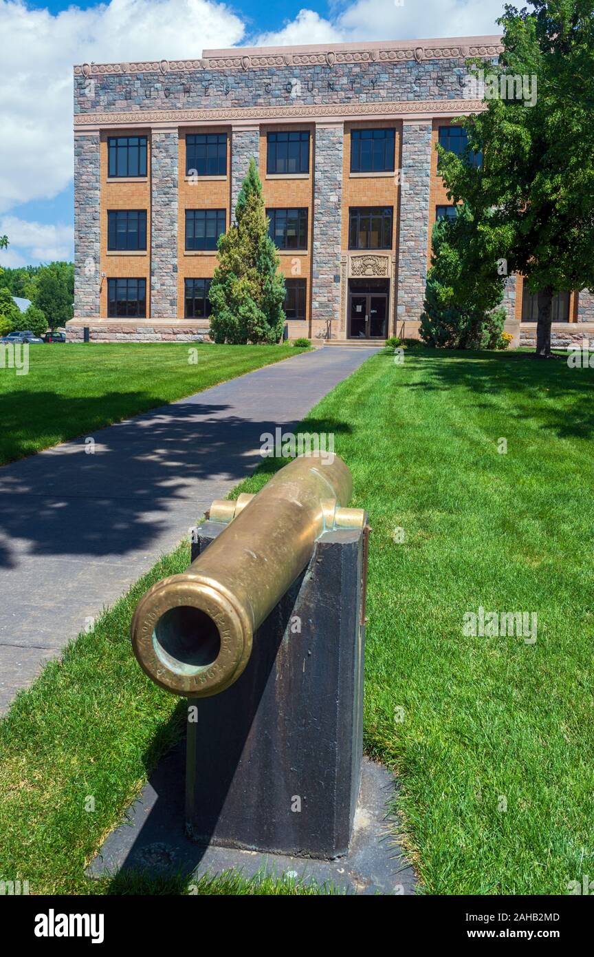 ierre, South Dakota - July 27, 2014: A Old Cannon is Displayed at the Entrance of the Hughes County Courthouse Stock Photo