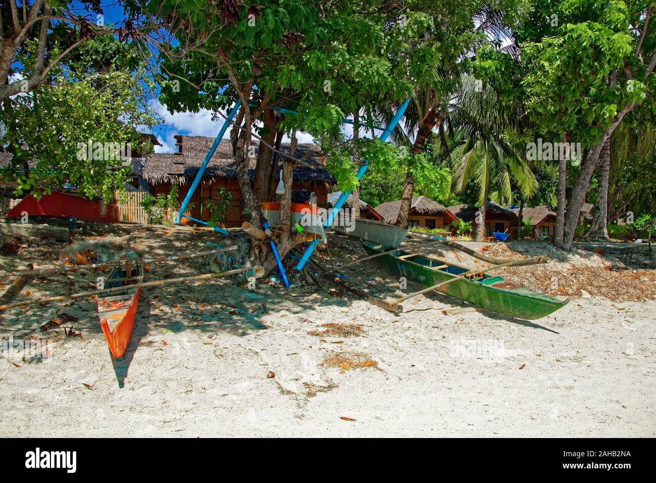 Old boats with peeled paint, sorrounded rubbishes on the edge of Dumaluan beach in Philipines, Panglao island Stock Photo