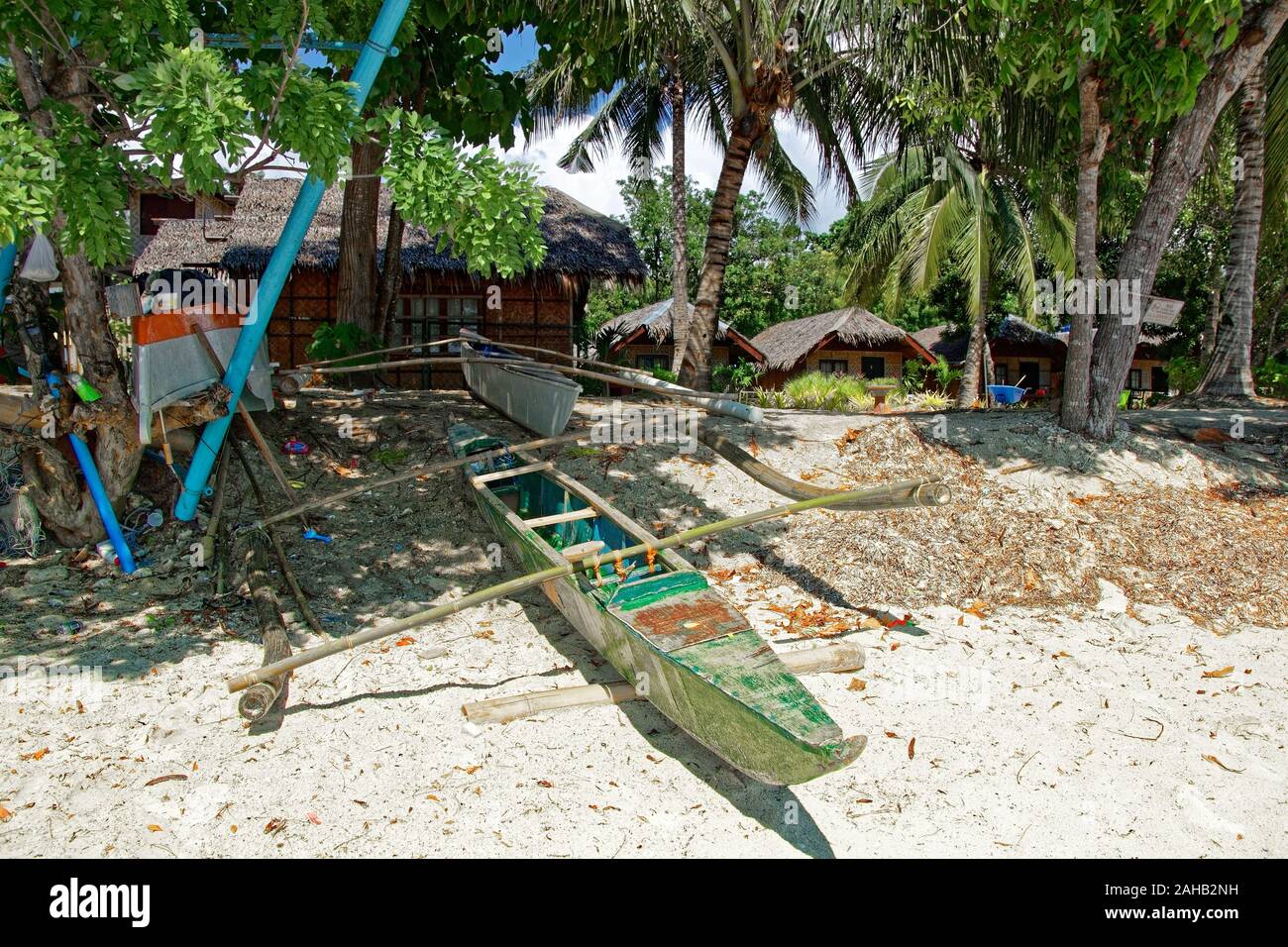 Old boats with peeled paint, sorrounded rubbishes on the edge of Dumaluan beach in Philipines, Panglao island Stock Photo