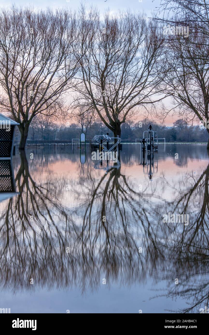 Tonbridge, Kent,United Kingdom. 27 December, 2019. Heavy rainfall has lead to the river Medway bursting its banks encroaching onto the floodplains of Stock Photo