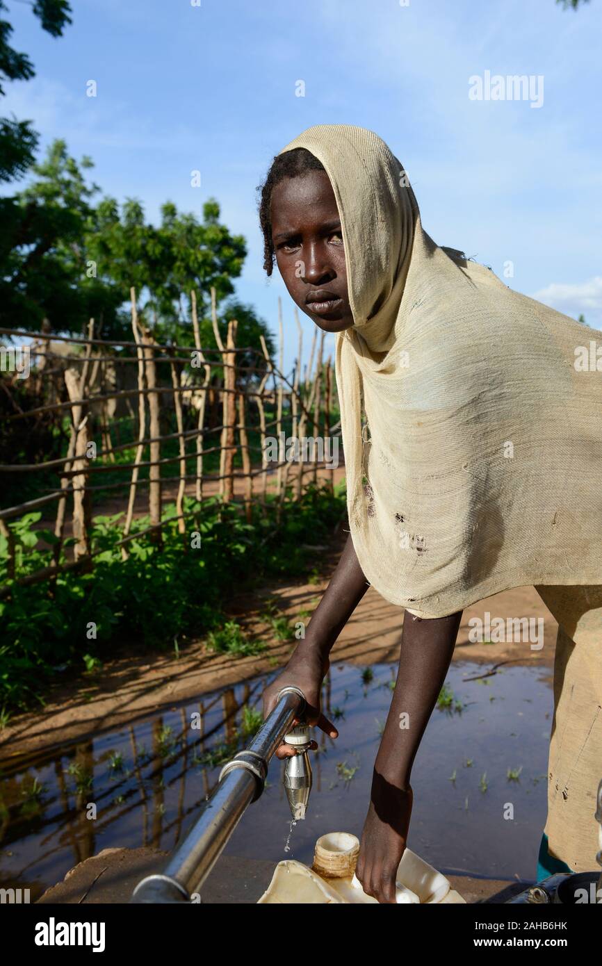 CHAD, Goz Beida, refugee camp Djabal for refugees from Darfur, Sudan, refugee girl fetch water from pipe / TSCHAD, Goz Beida, Fluechtlingslager Djabal fuer Fluechtlinge aus Darfur, Sudan Stock Photo