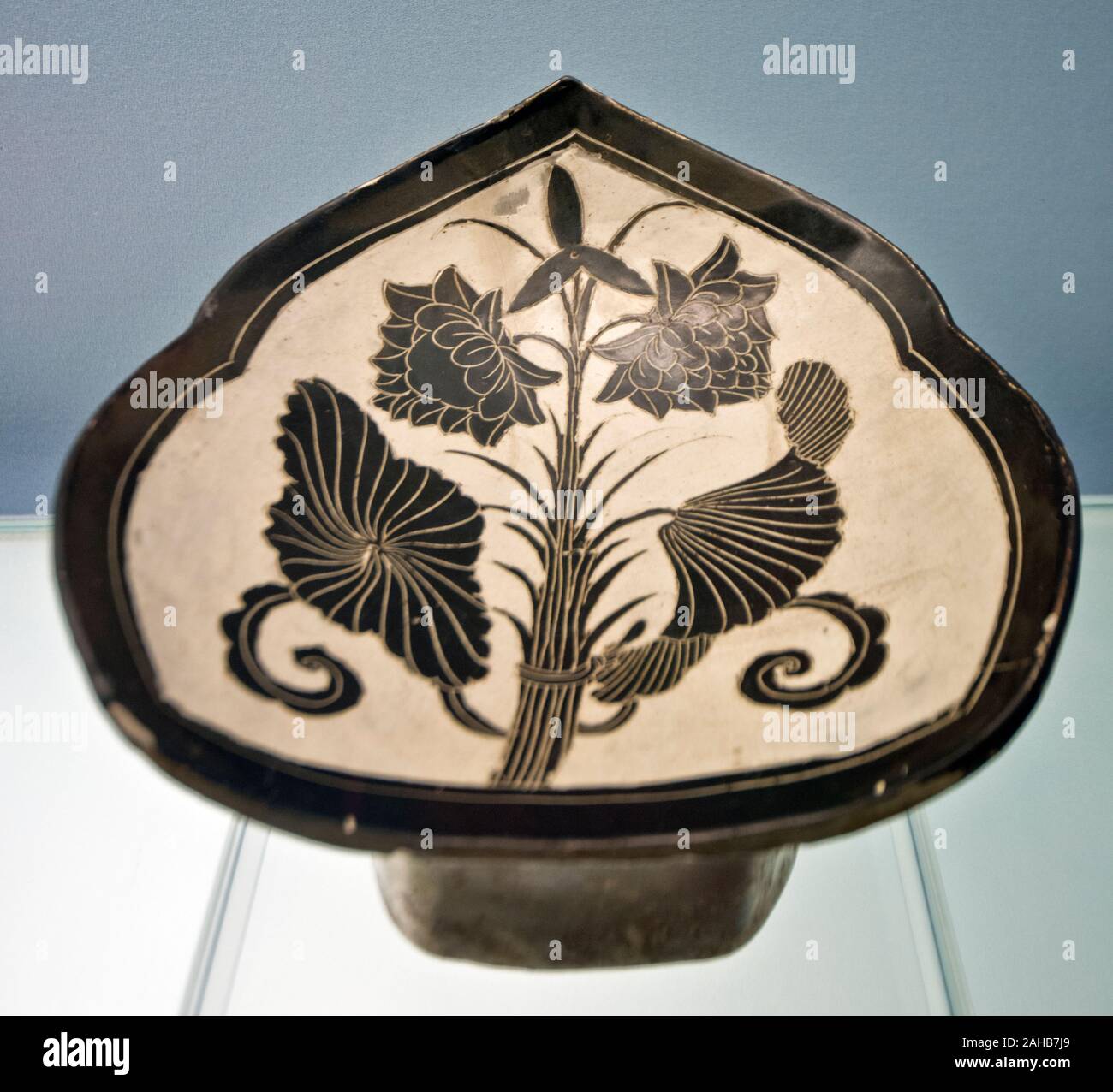 Pottery with black lotus bouquet design on white background. Northern Song Dynasty (A.D. 960 - 1127). Shanghai Museum, China. Stock Photo