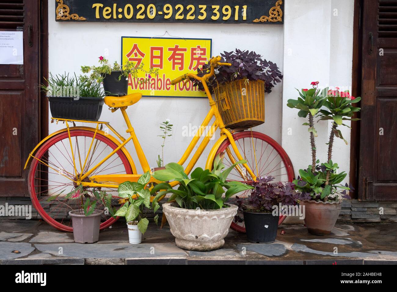 Bicycle outside yellow house hi-res stock photography and images - Alamy
