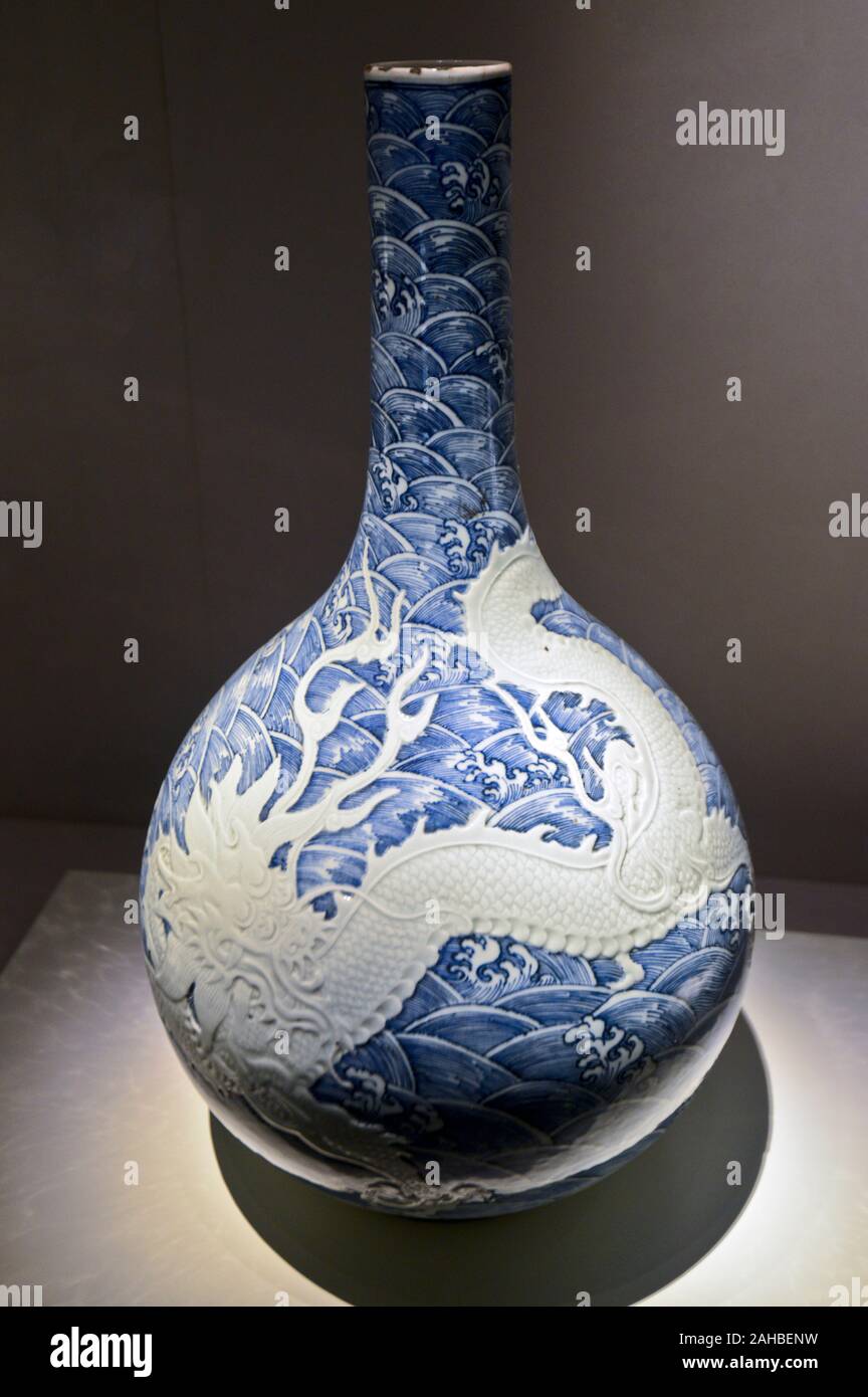 Chinese porcelain: Blue and white bottle with design of seawaves and dragon - Yongzheng reign of Qing (1723-1735 AD). Wuhan Museum, China Stock Photo